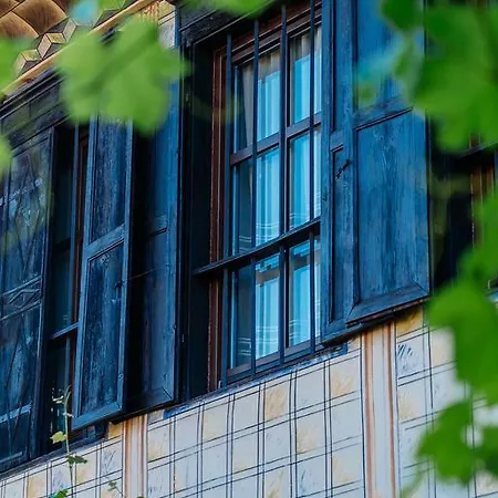 Zoev House *