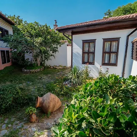 Zoev House *